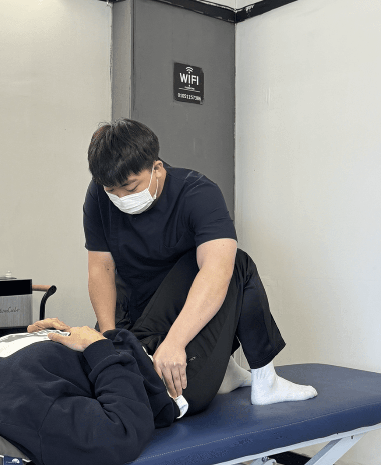 대표가 방문자의 움직임을 평가하는 모습