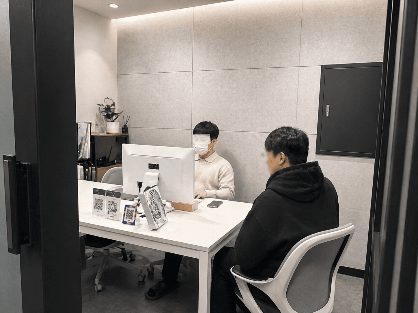 대표가 상담을 진행하는 모습